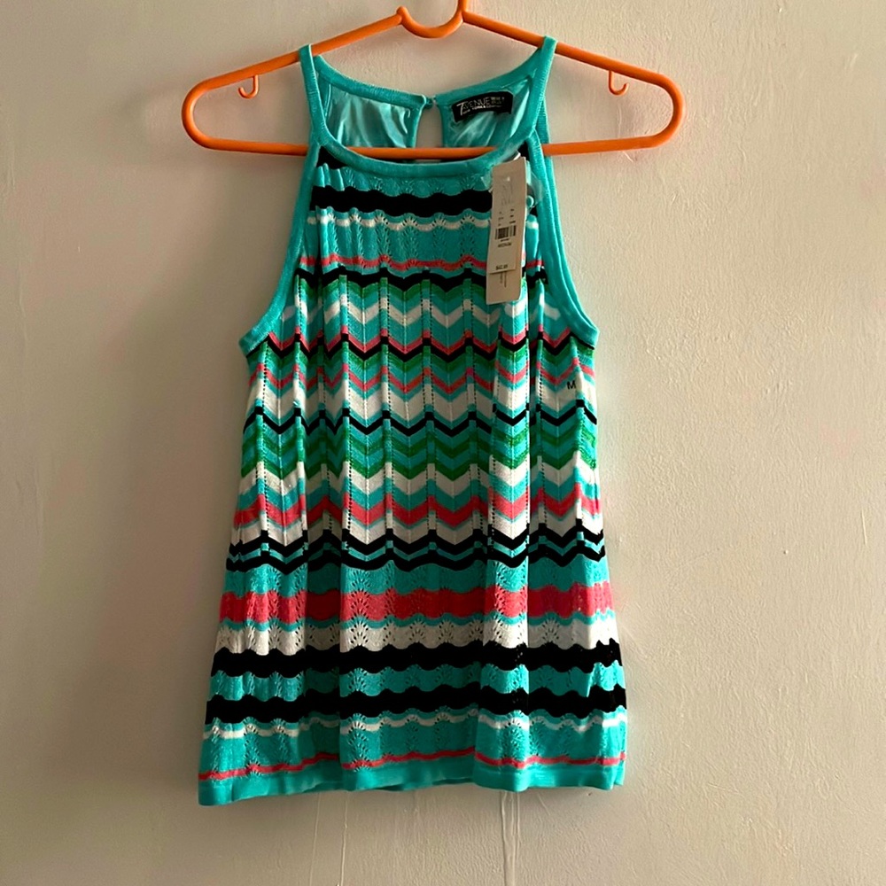 Cute top in crochet brand new
